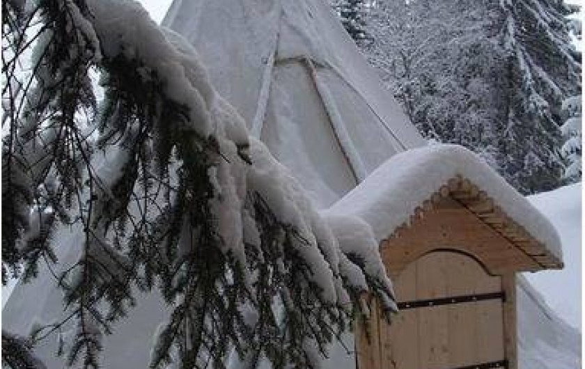 Une ambiance féérique avec la neige qui recouvre les toiles des tentes Altipik