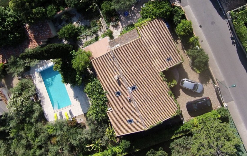 Vue aérienne du gîte avec parking, terrasse et piscine