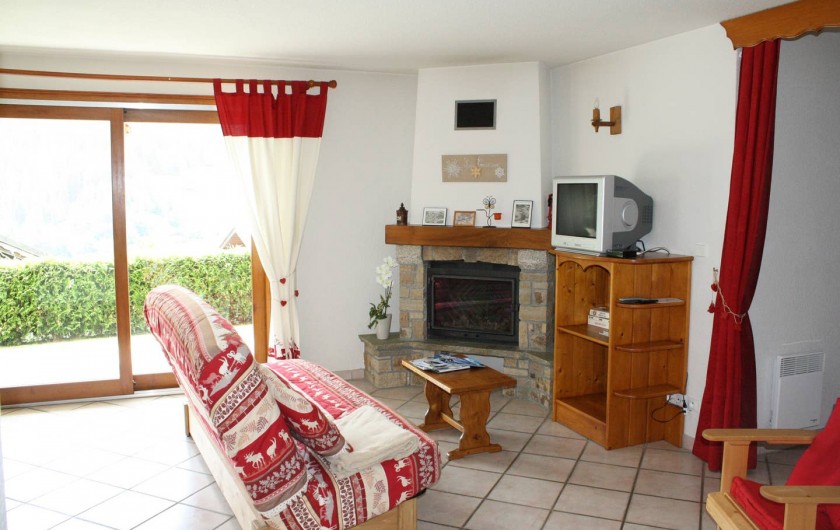 Location de vacances - Chalet à Arêches - Salon salle à manger avec CHEMINEE