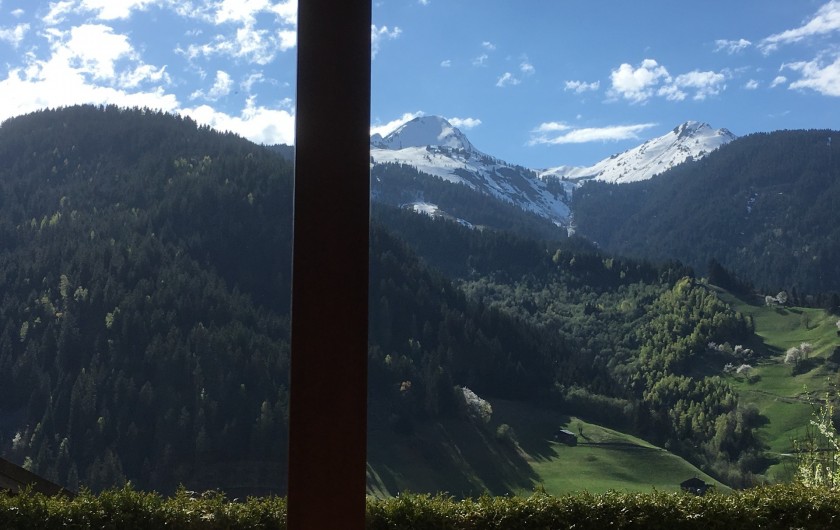 Location de vacances - Chalet à Arêches - Vue de la pièce principale sur les montagnes Legette du Mirantin et Roche Plane