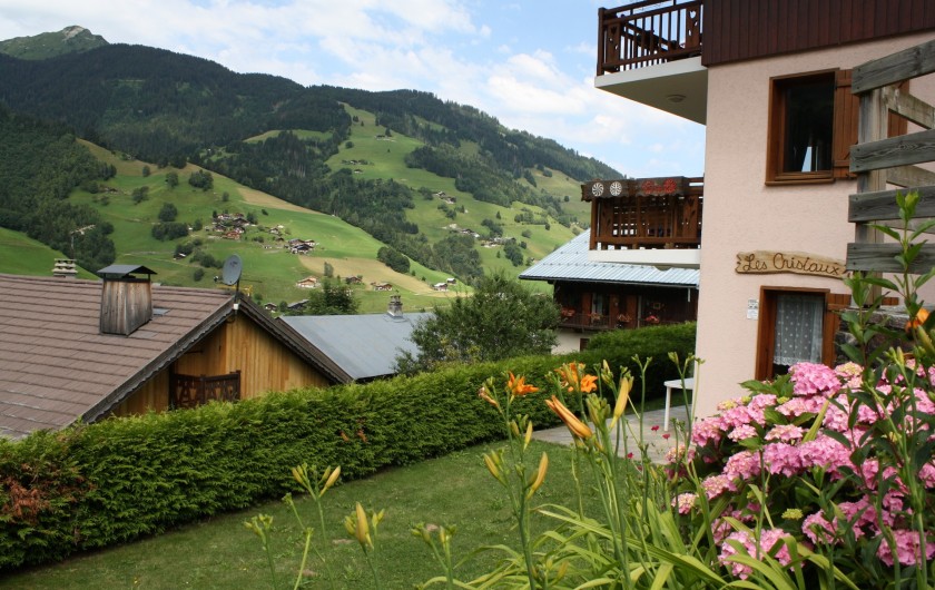 Location de vacances - Chalet à Arêches - Vue sur le jardin