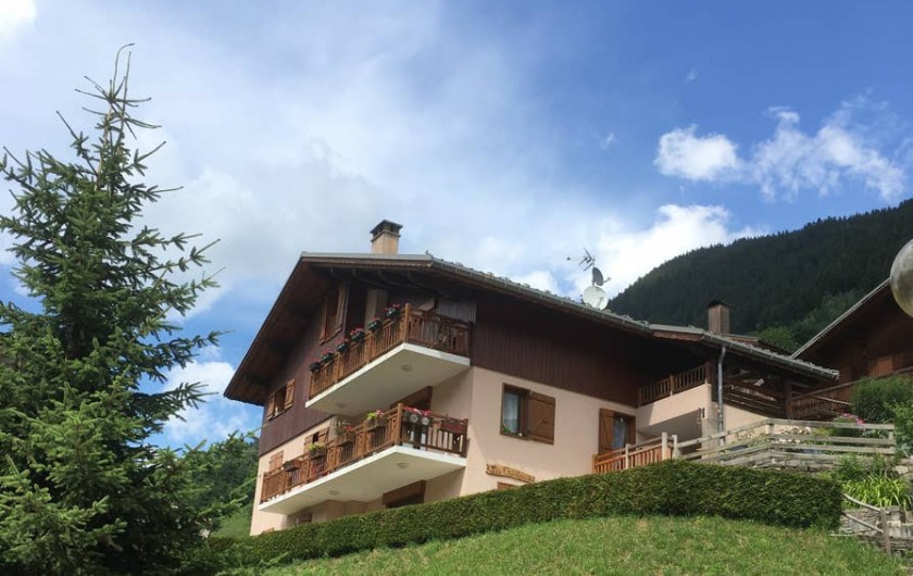 Location de vacances - Chalet à Arêches - Vue sur le chalet de la route de Saint-Guérin