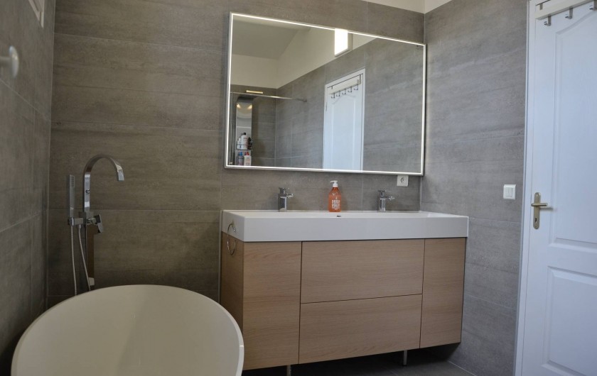 Salle De Bain de 8 m2 au 1er étage avec baignoire ilot +meuble vasque de 120cm