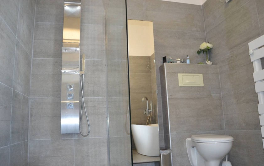 Location de vacances - Villa à Aix-en-Provence - Autre vue de la SDB au 1er étage avec douche italienne+WC+placard miroir