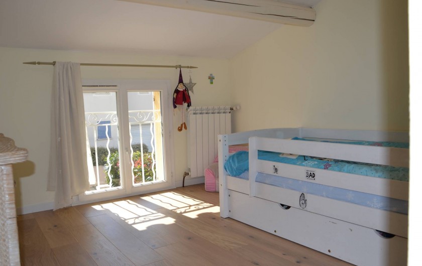 Location de vacances - Villa à Aix-en-Provence - Chambre 5 - exposée Ouest - de 12m2 avec lit 90cm + commodes+placard