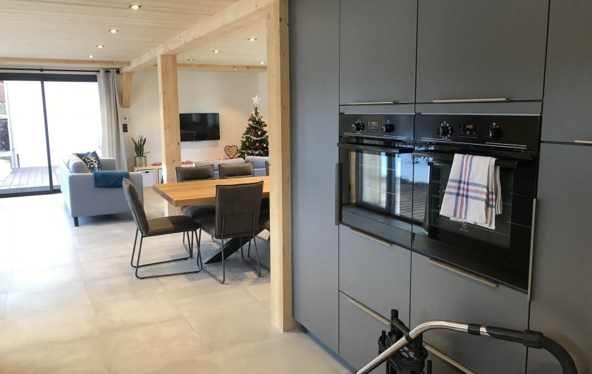 Location de vacances - Appartement à Les Gets - Cuisine espace rangement
