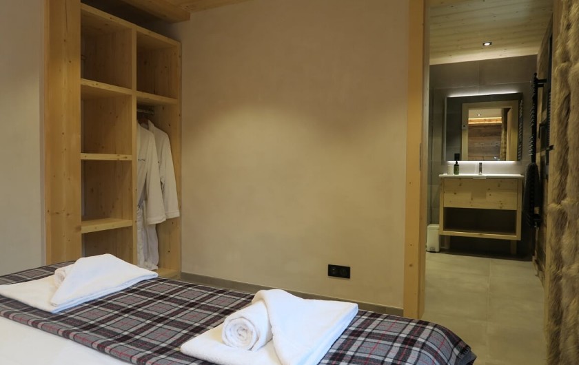 Location de vacances - Appartement à Les Gets - Chambre 1  Lit double , penderie et salle de douche avec toilette