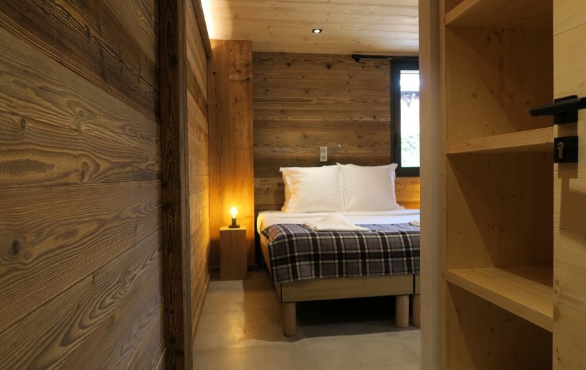Location de vacances - Appartement à Les Gets - Entrée chambre 3 avec grande penderie/placard