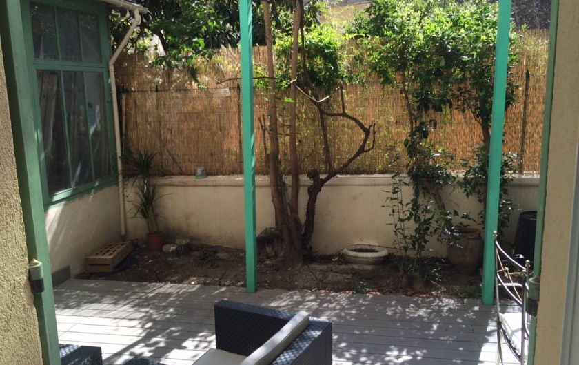 Location de vacances - Appartement à Marseille - Cour extérieure privative aménagée : terrasse en bois, salon, table