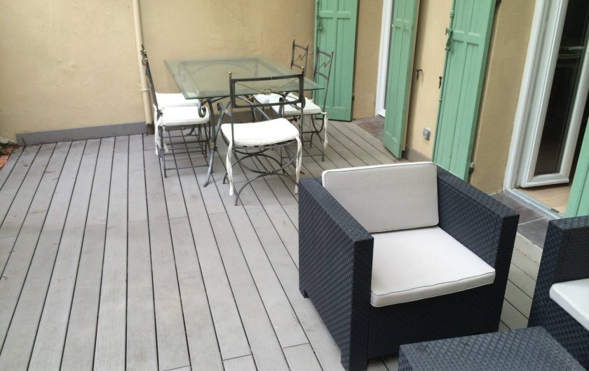 Location de vacances - Appartement à Marseille - Cour extérieure privative aménagée : terrasse en bois, salon, table