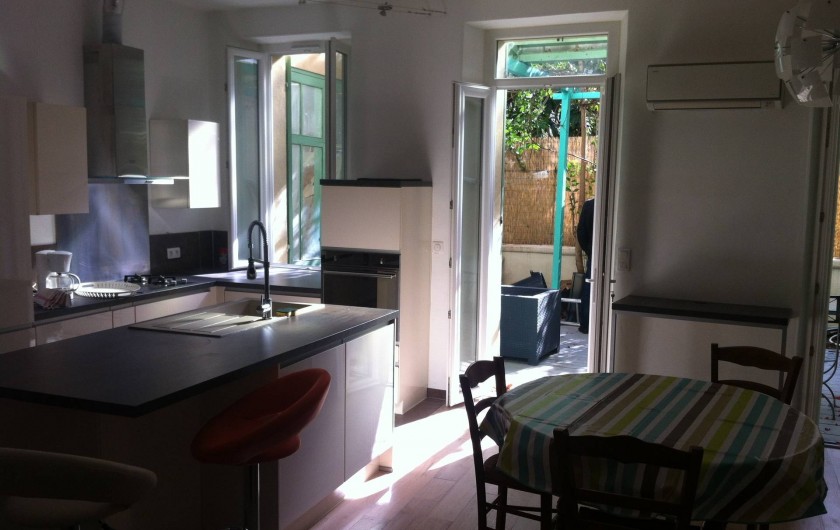 Location de vacances - Appartement à Marseille - Cuisine équipée et ouverture sur la cour intérieure privative