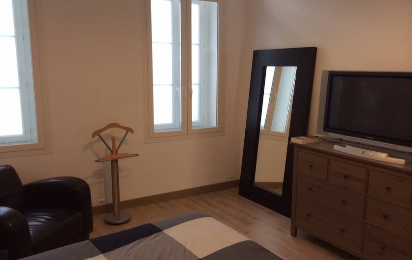Location de vacances - Appartement à Marseille - Chambre 1 de 18m 2 : 1 lit 2 places en 140 cm, 1 lit bébé, 1 commode, 1 placard
