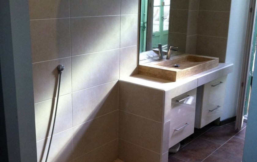 Location de vacances - Appartement à Marseille - Salle de bain : 1 lavabo, 1 douche italienne, 1 sèche serviette, 1 sèche-cheveux