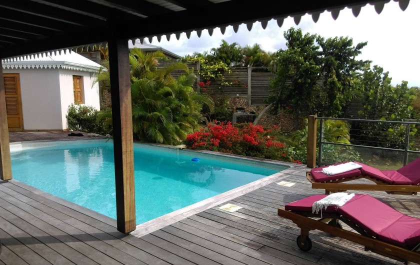Location de vacances - Villa à Grand-Bourg - La piscine et le solarium