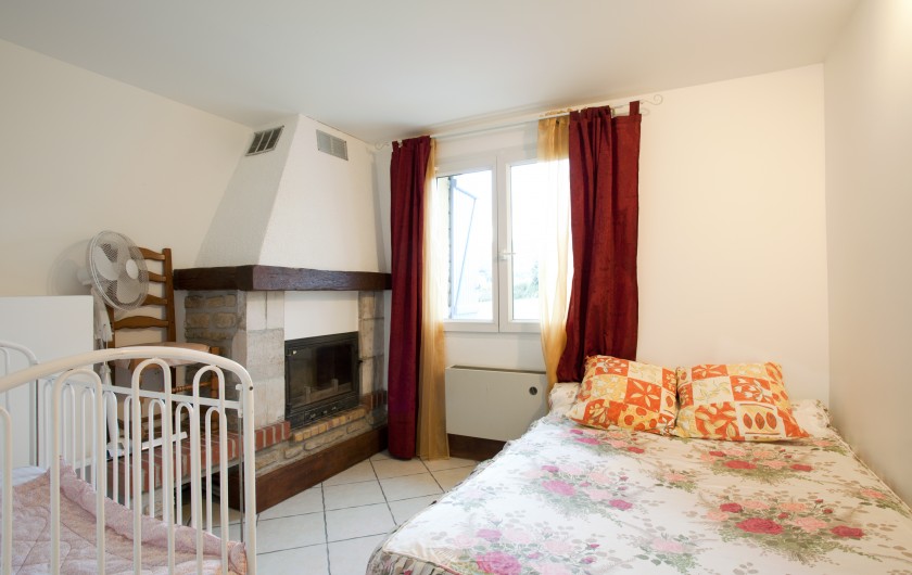 Location de vacances - Appartement à Saint-Marcel-lès-Sauzet - Chambre parents Primevère