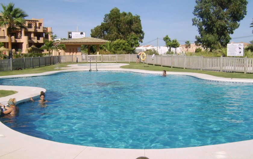 Location de vacances - Appartement à Marina de Casares - La piscine est commune, sécurisée par une clôture et dispose de toilettes