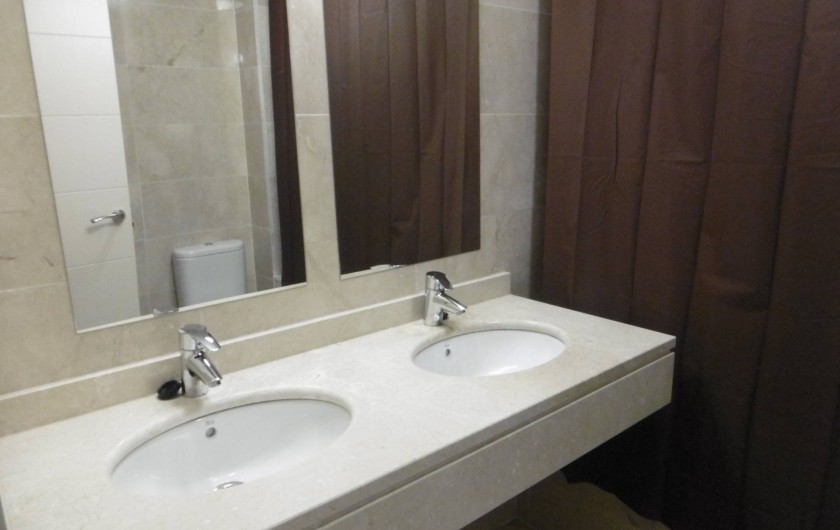 Location de vacances - Appartement à Marina de Casares - Vue de la salle de bains avec baignoire
