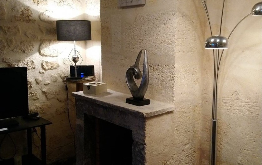 Location de vacances - Gîte à Bourg sur Gironde - Vue de la cheminée dans le coin salon