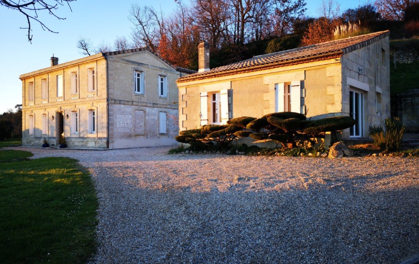 Location de vacances - Gîte à Bourg sur Gironde - Vue d'ensemble de la Villa et du Pavillon à droite