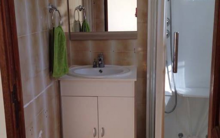 Location de vacances - Villa à Le Revest-les-Eaux - Salle d'eau de la chambre "verte"