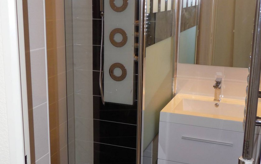 Location de vacances - Appartement à Cannes - La salle de douche à l'Italienne multi-jets. (Indépendant des W.C.)