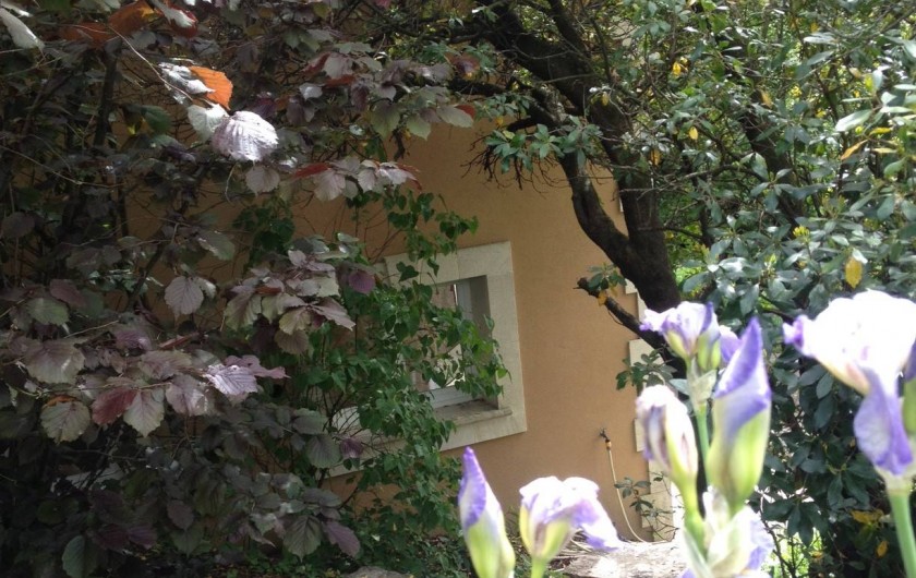 Location de vacances - Villa à Thueyts - façade Sud/Ouest on contourne la maison autre partie du jardin