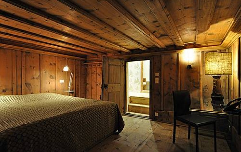 Location de vacances - Chalet à La Punt-Chamues-ch - Ancienne Chambra avec salle de bain (douche et baignoire)