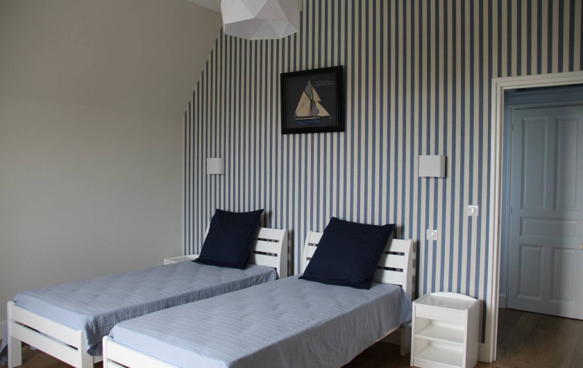 Location de vacances - Villa à Primelin - Grande chambre de 16m² avec 2 lits simples. Vue sur mer.