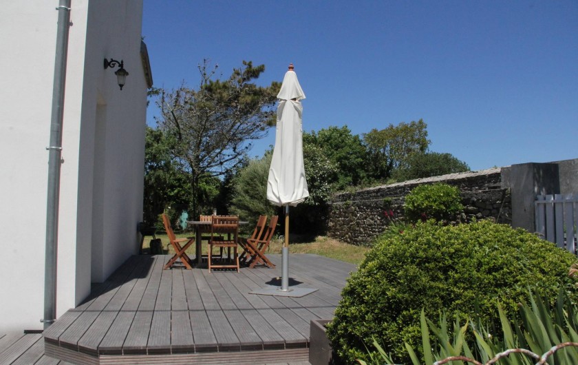 Location de vacances - Villa à Primelin - Terrasse en bois exotique. Orientée EST : ensoleillement de fin de matinée.