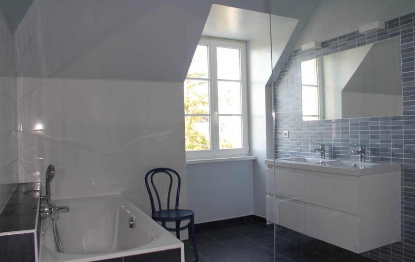 Location de vacances - Villa à Primelin - Grande salle de bain avec douche (120x90), baignoire et double vasque.