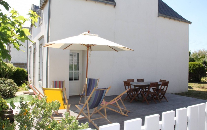 Location de vacances - Villa à Primelin - Terrasse en bois exotique. Orientée EST : ensoleillement de fin de journée.