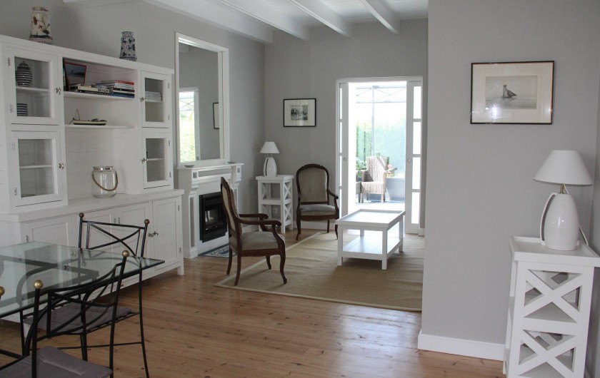 Location de vacances - Villa à Primelin - Grand séjour salon/salle-à-manger donnant sur la véranda (porte coulissante).