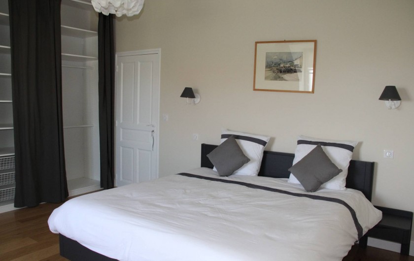 Location de vacances - Villa à Primelin - Grande chambre de 16m² avec un lit double extra large 180x200.