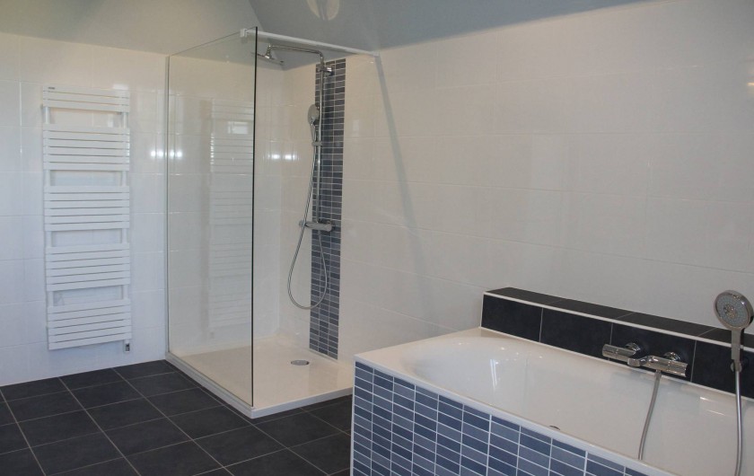 Location de vacances - Villa à Primelin - Grande salle de bain avec douche (120x90), baignoire et double vasque.