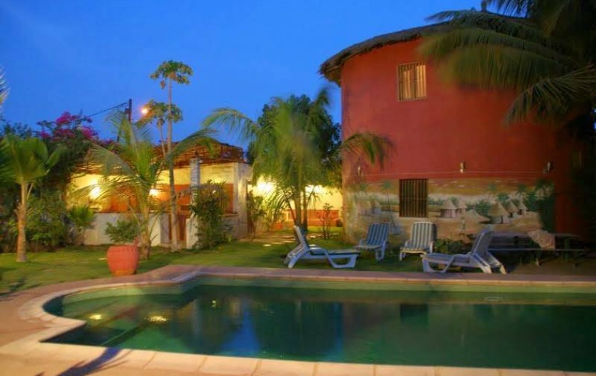 Location de vacances - Chambre d'hôtes à Saly - Vue sur piscine et jardin la nuit