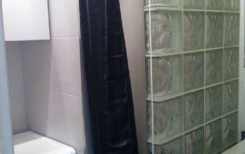 Location de vacances - Appartement à Cannes - salle de douche avec lave linge