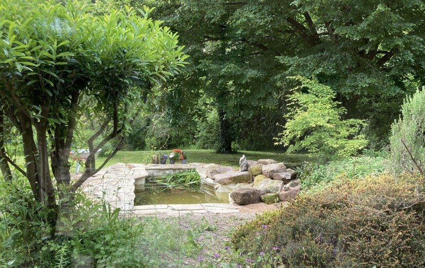 Location de vacances - Mas à Frayssinhes - nouvelle vue du salon vers bassin fontaine
