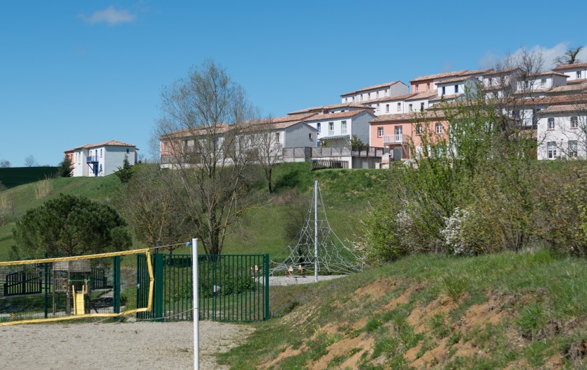 Location de vacances - Maison - Villa à Carla-Bayle - Vue depuis la base de loisirs sur la résidence