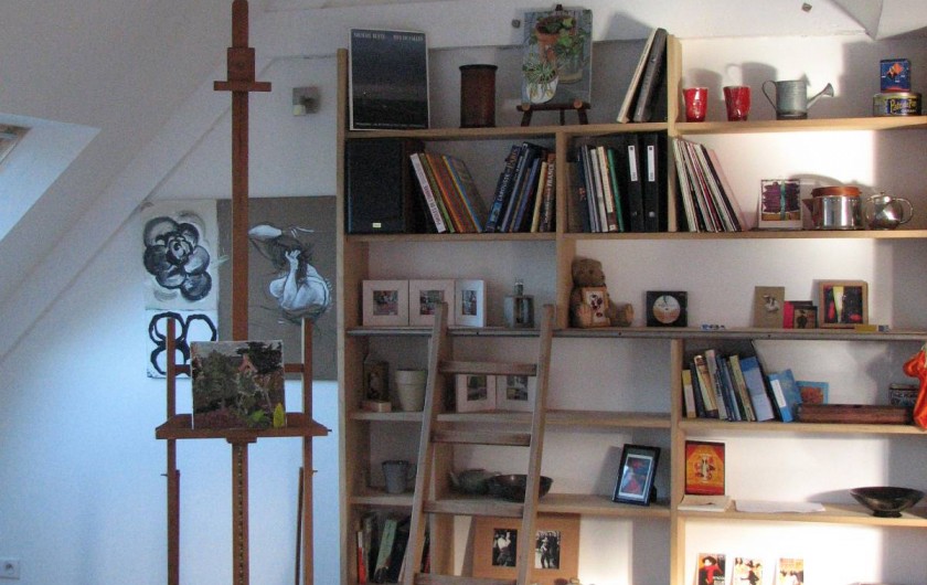 Location de vacances - Appartement à Clohars-Carnoët - le séjour toit cathédrale - vinyles et livres de vacances