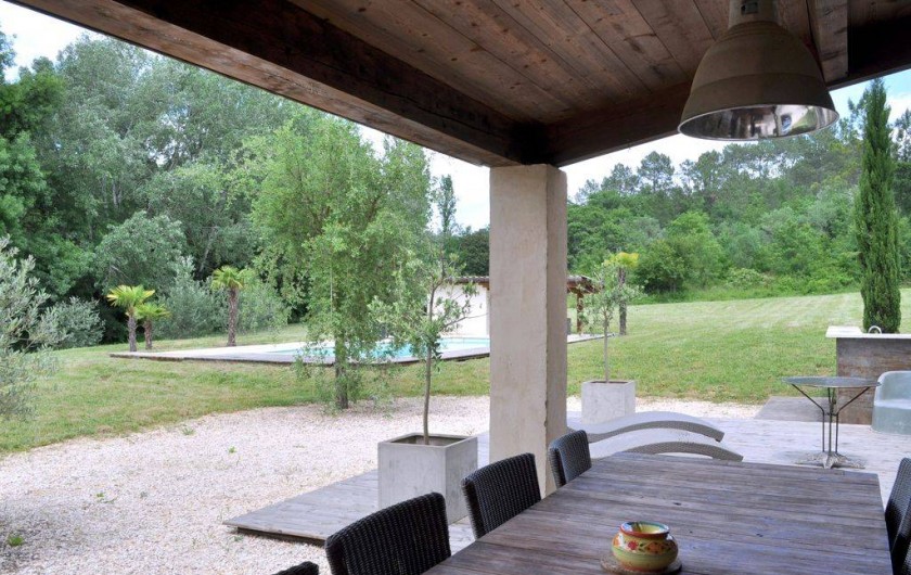 Location de vacances - Mas à Barjac - Terrasse couverte avec une grande table pour 10 personnes