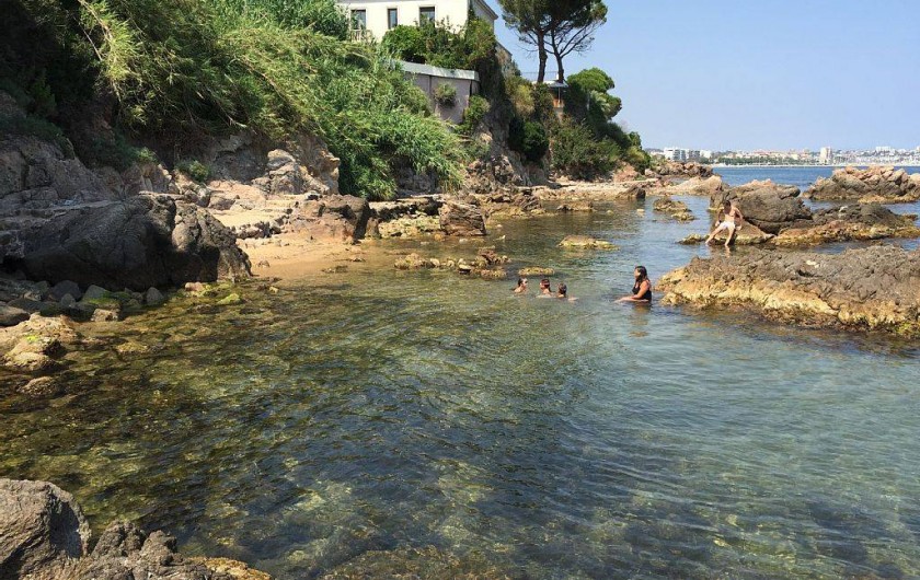 Location de vacances - Appartement à Vallauris - crique accessible depuis lea plage