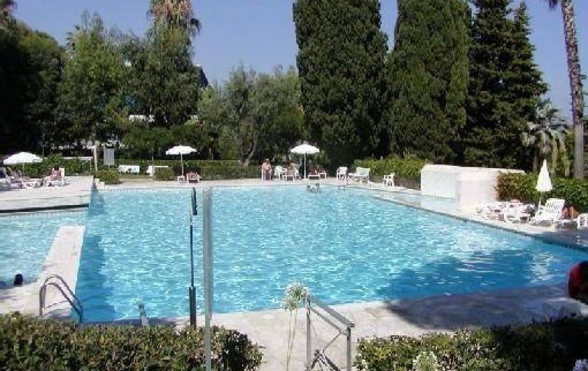 Location de vacances - Appartement à Vallauris - Piscine équipée de bain de soleil et parasol