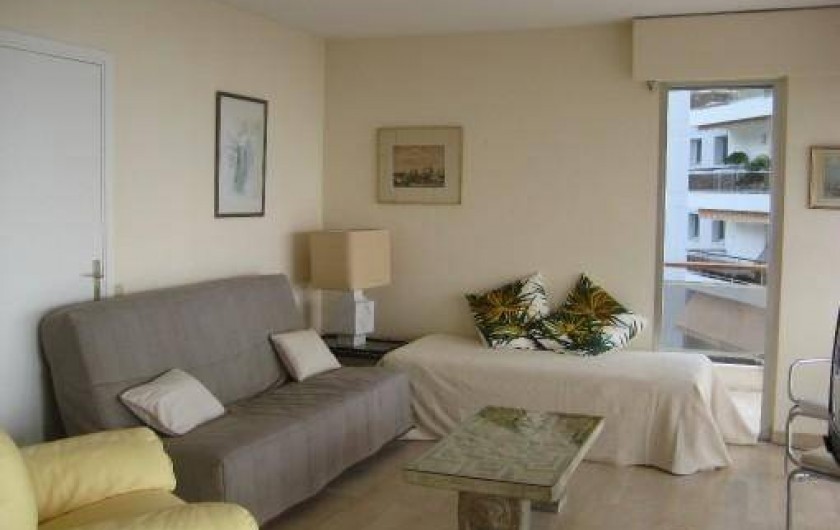 Location de vacances - Appartement à Vallauris - canapé clic clac et lit dans le living