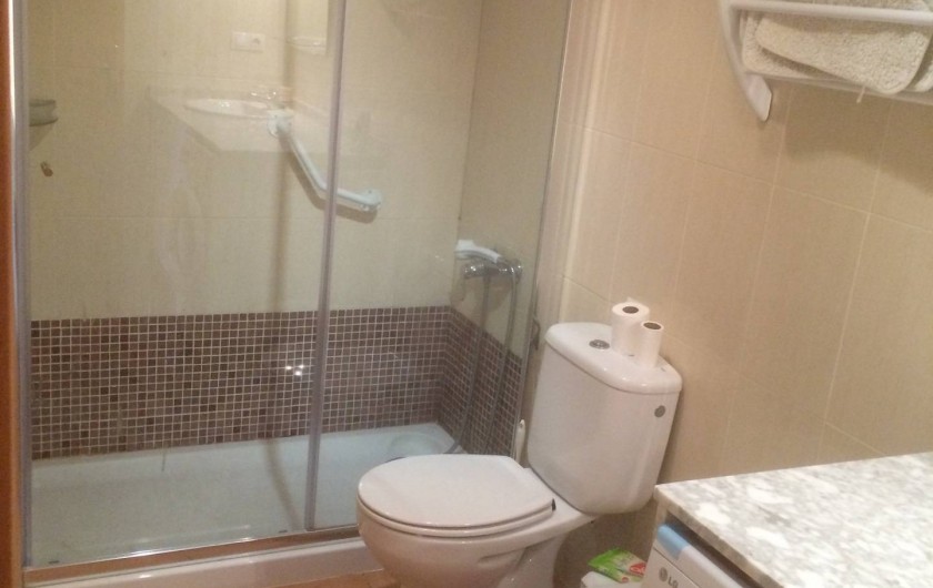 Location de vacances - Appartement à Canet d'en Berenguer - Salle de bains - Grande cabine de douche -Toilettes -Lave-linge