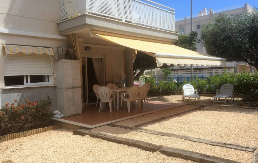 Location de vacances - Appartement à Canet d'en Berenguer - - La terrasse - Le jardin privatif, clos et arboré. - Barbecue "en dur"