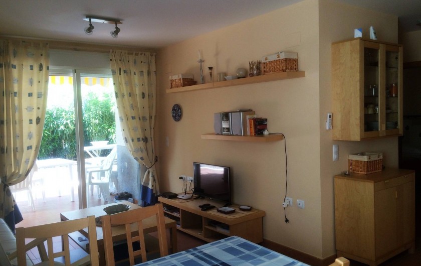 Location de vacances - Appartement à Canet d'en Berenguer - Le séjour: coin salon - Télé écran plat  - Chaines Françaises par satellite
