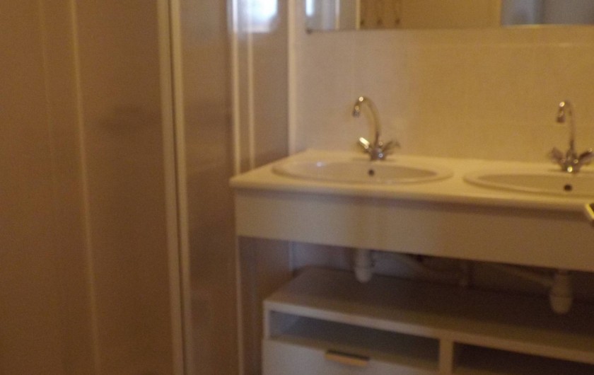 Location de vacances - Villa à Saint-Julien-en-Born - salle de bains avec 2 vasques et une duche