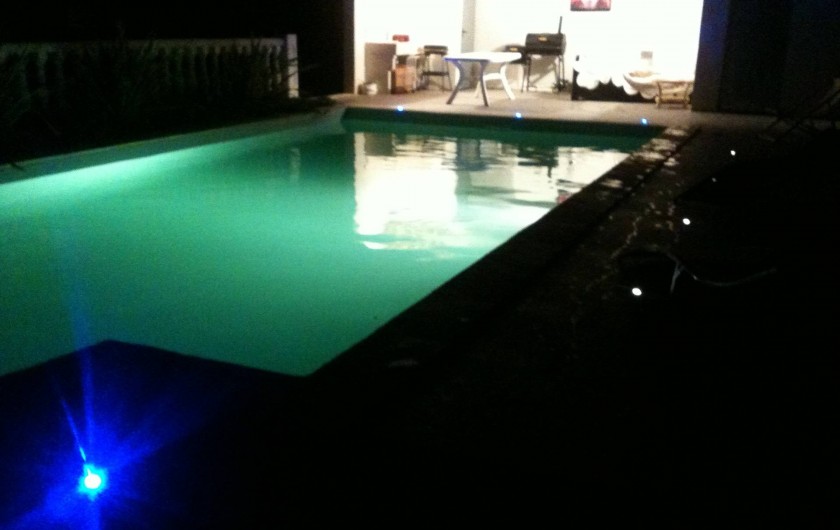 Location de vacances - Villa à Lamanon - piscine de nuit