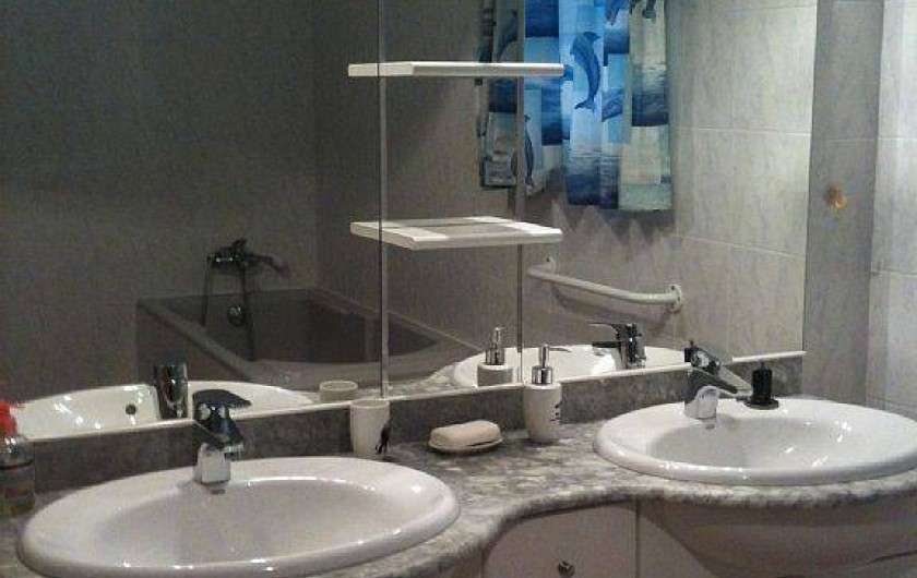 Location de vacances - Villa à Lamanon - salle de bain avec deux vasques