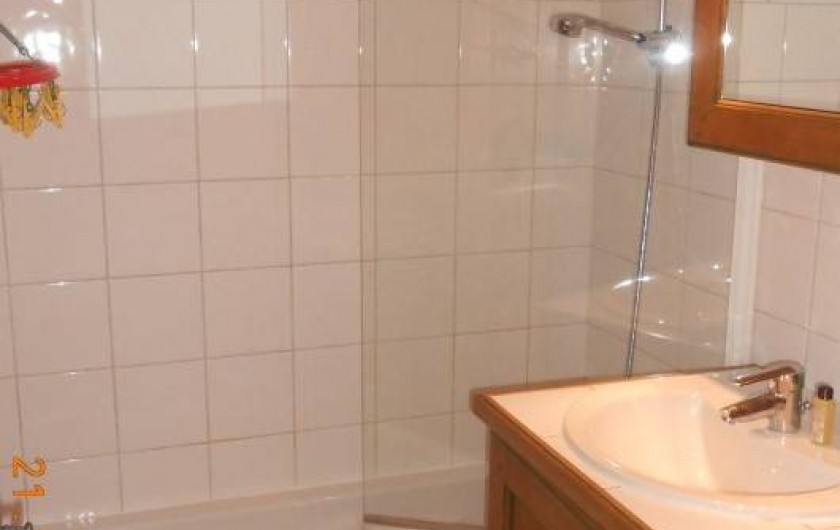 Location de vacances - Appartement à Villard-sur-Doron - Salle de bains, avec le lave-linges